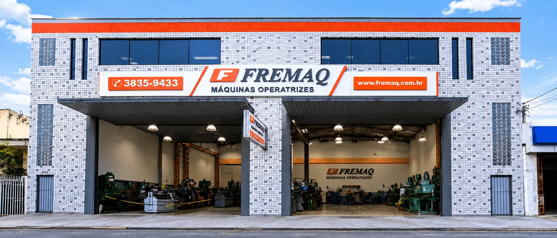 Fachada da Fremaq Máquinas Operatrizes, com os dois portões abertos para o salão de máquinas