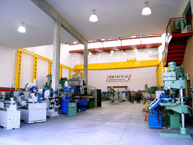 Máquinas alinhadas no salão da Fremaq, prontas para entrega