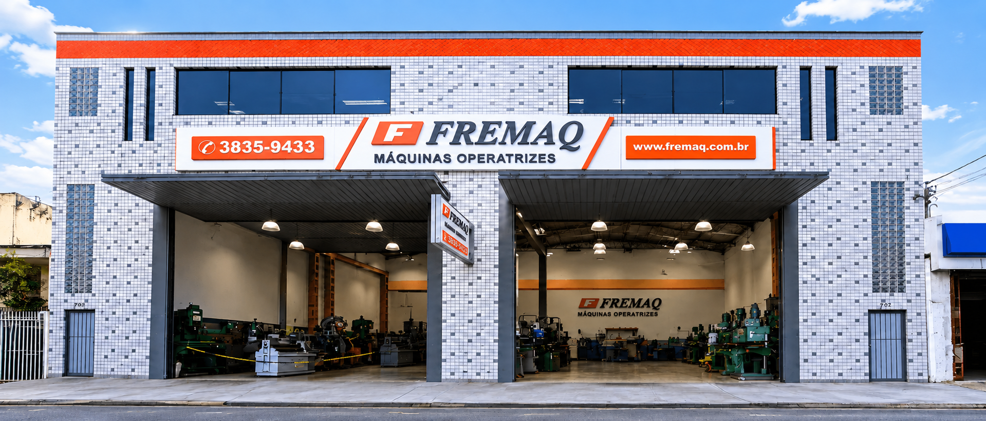 Fachada da Fremaq Máquinas Operatrizes, com os dois portões abertos para o salão de máquinas